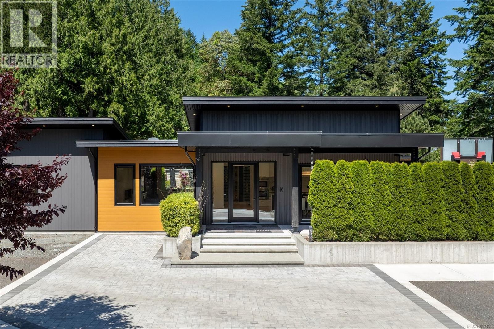  10 Hartland Avenue, Saanich