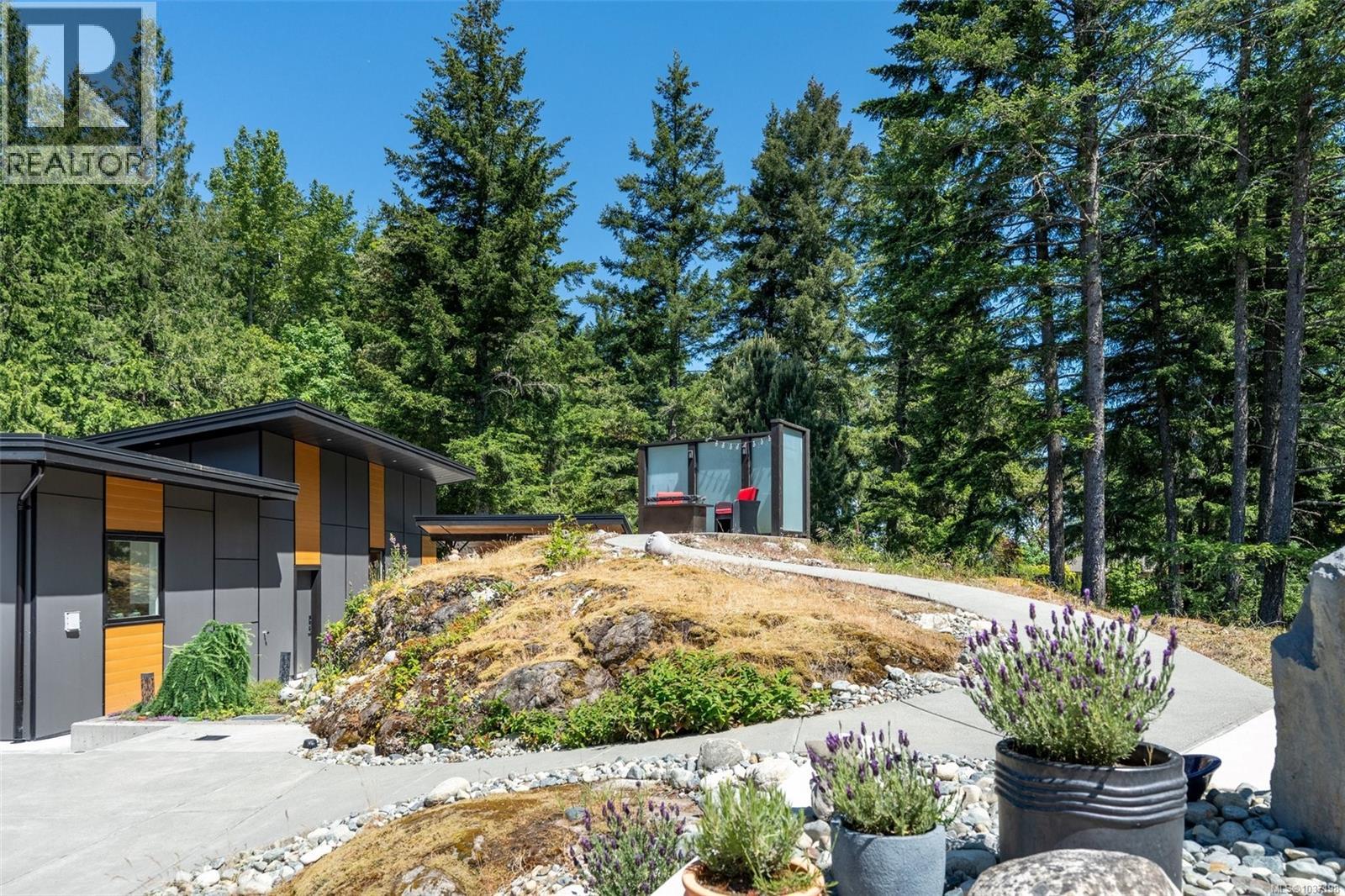  10 Hartland Avenue, Saanich