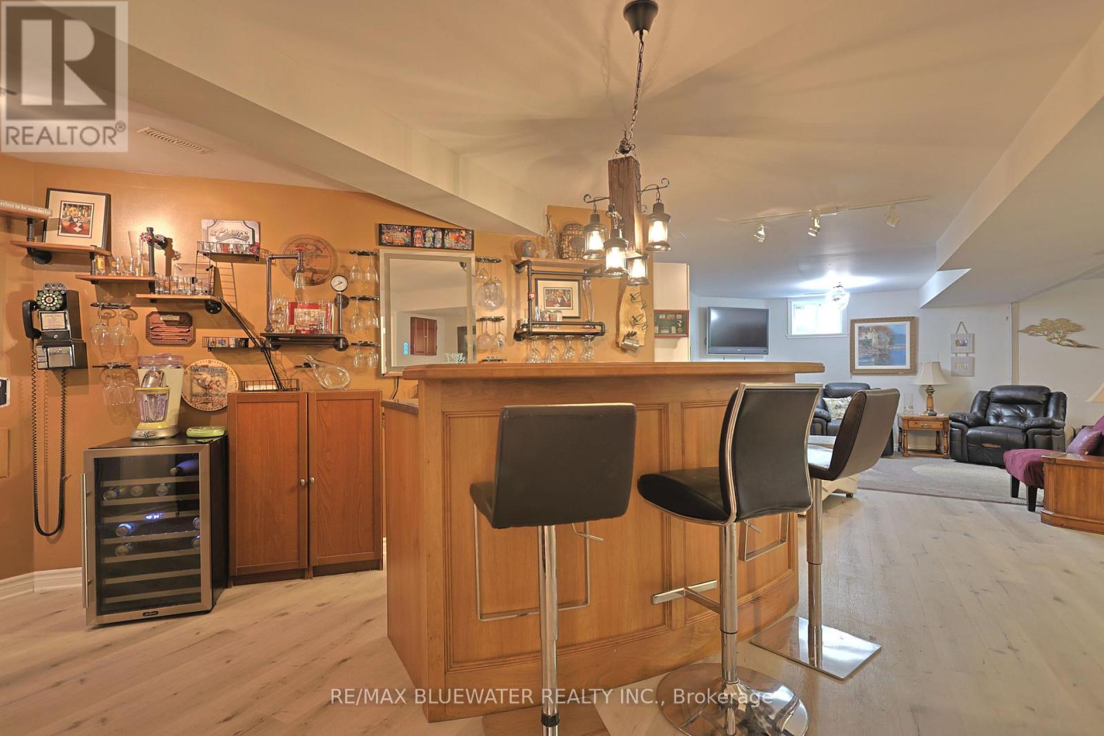 10419 PINETREE DRIVE - 33