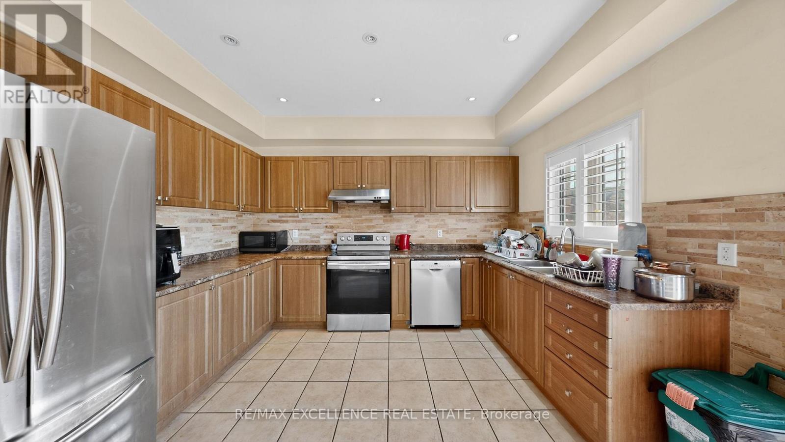 13 LILLIAN CRESCENT - 11