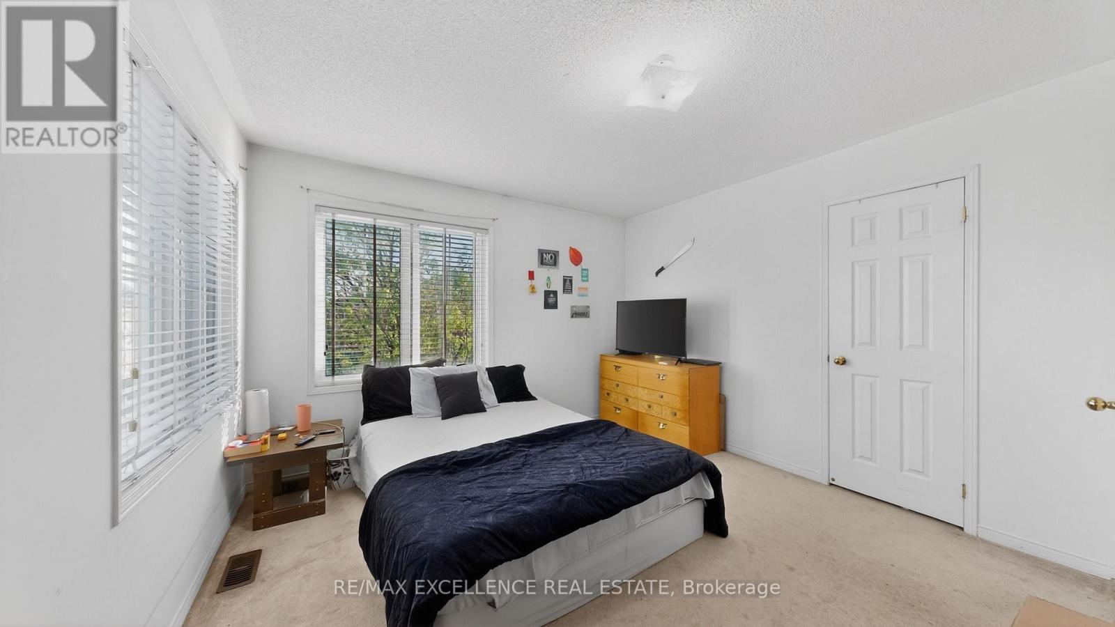 13 LILLIAN CRESCENT - 20