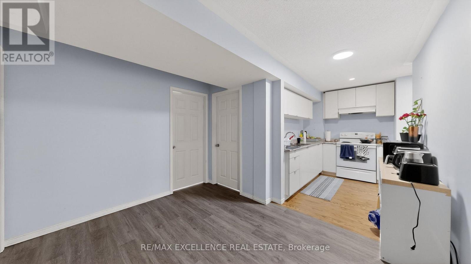 13 LILLIAN CRESCENT - 35