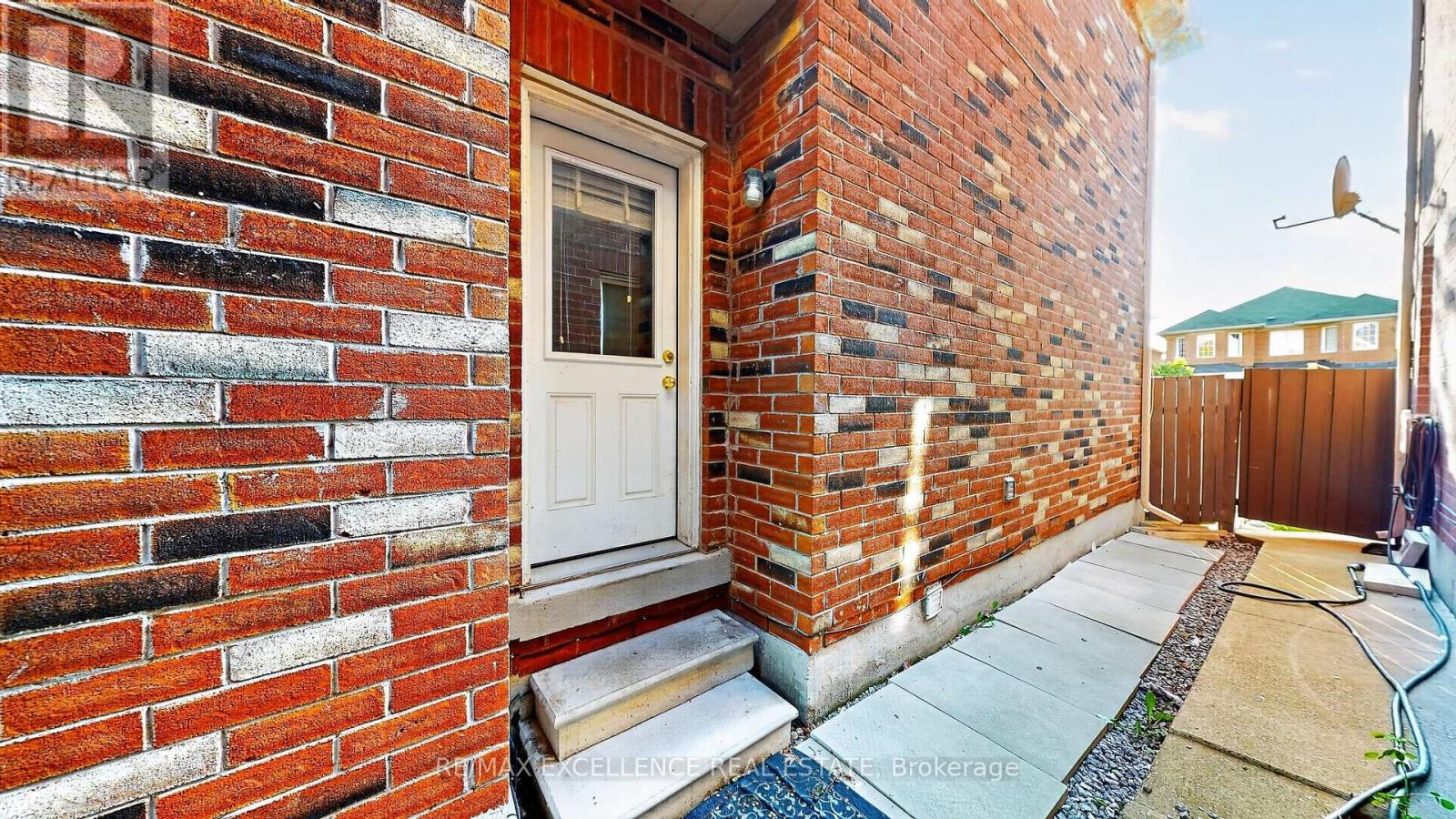 13 LILLIAN CRESCENT - 39