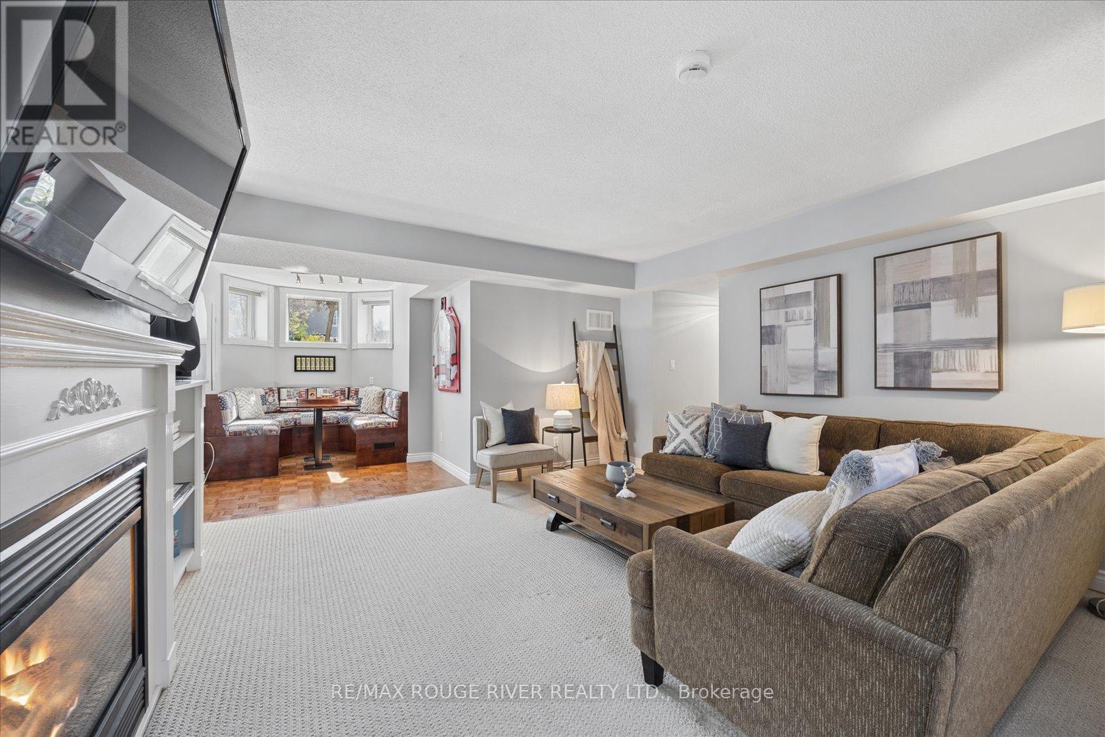 8 ROSEMARIE CRESCENT - 23