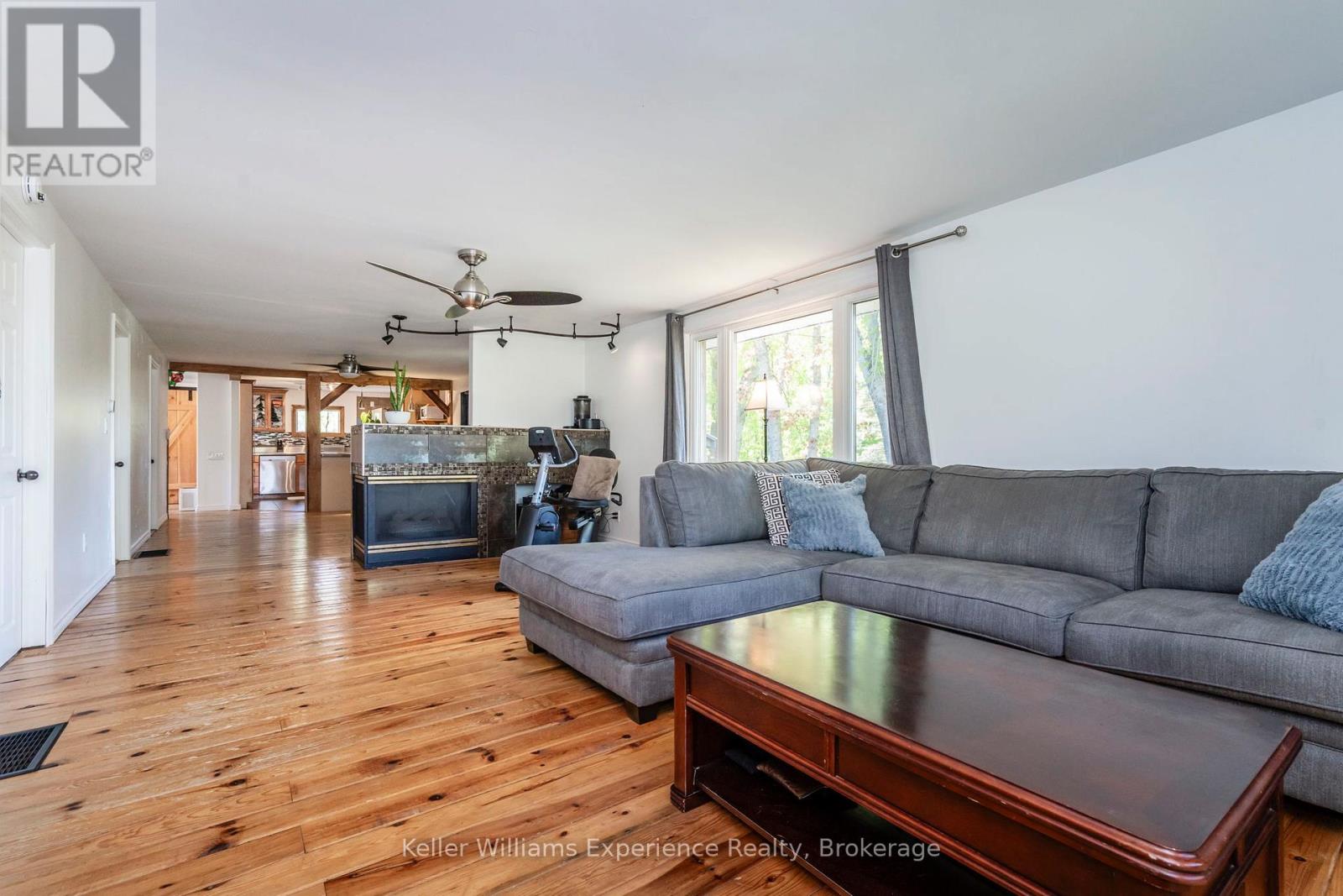 8 ROBINS LANE - 18