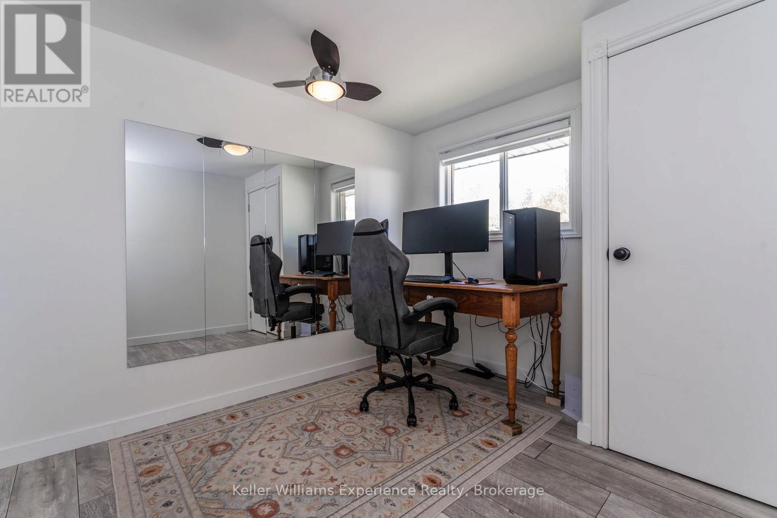 8 ROBINS LANE - 24