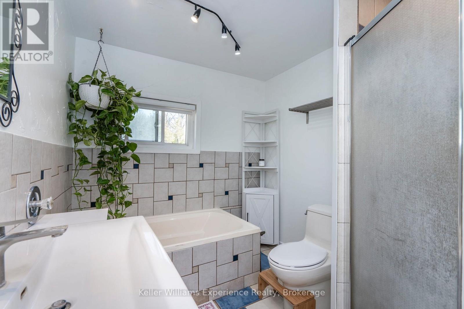 8 ROBINS LANE - 27