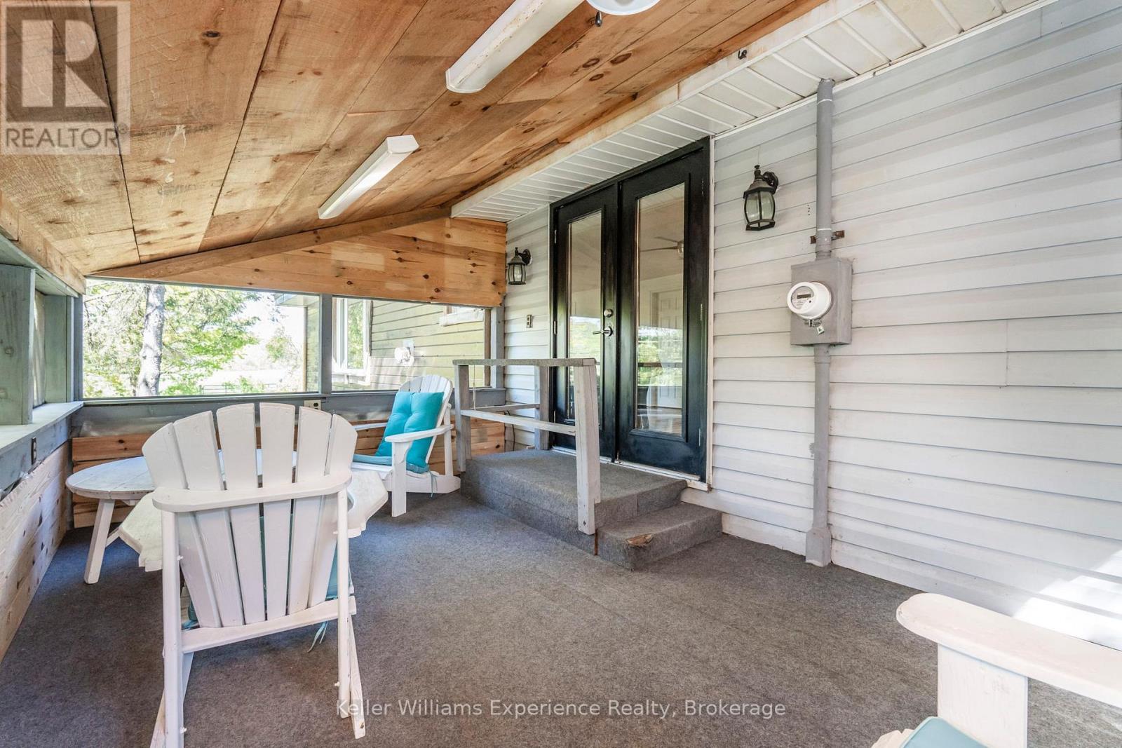 8 ROBINS LANE - 29