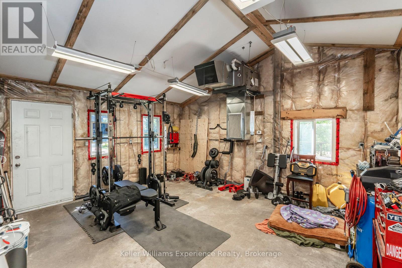 8 ROBINS LANE - 33