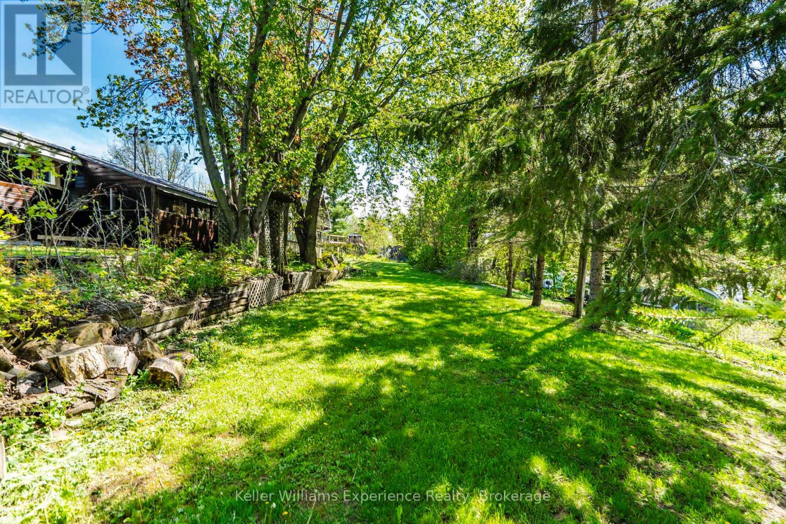 8 ROBINS LANE - 36