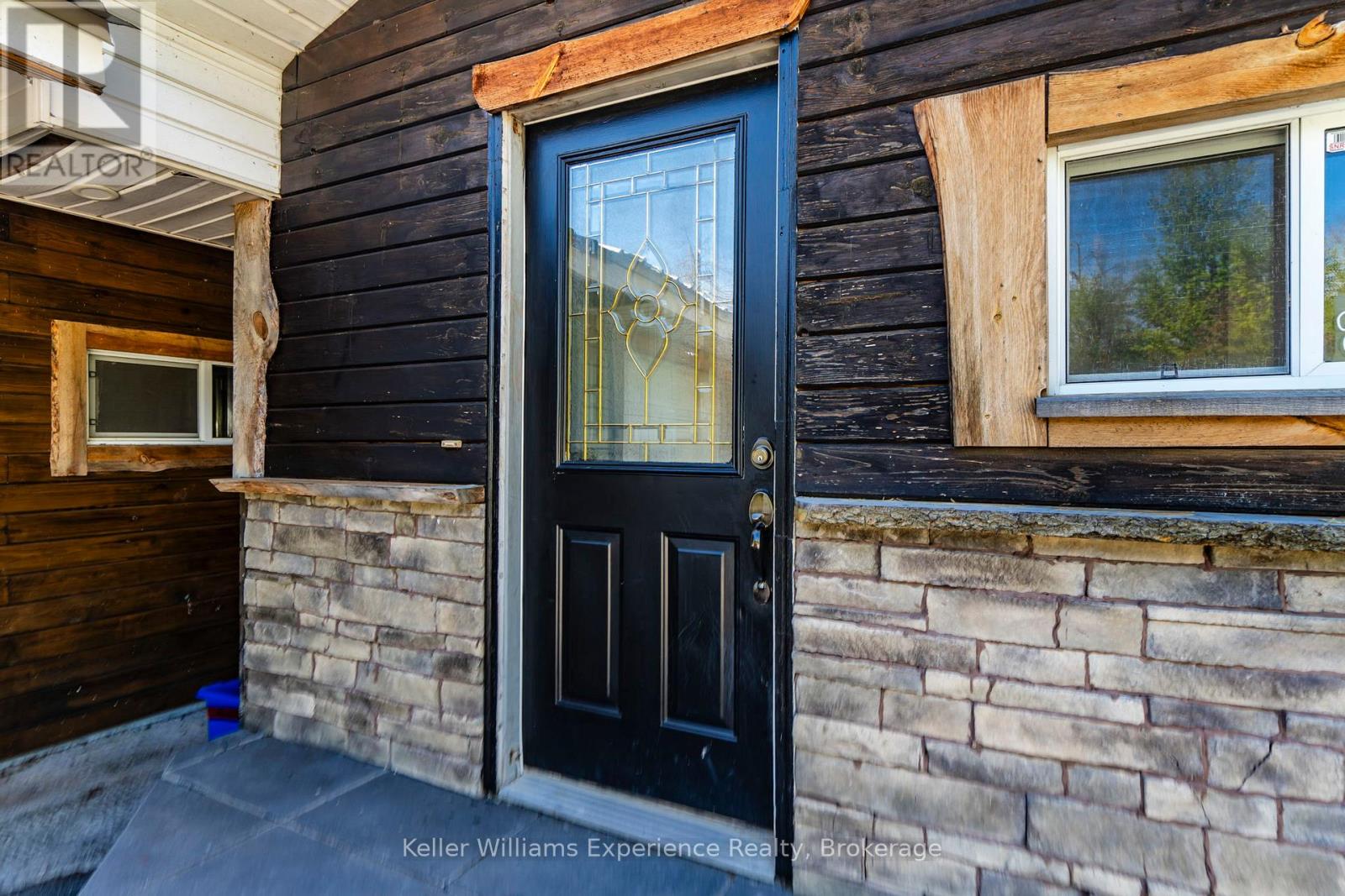 8 ROBINS LANE - 4