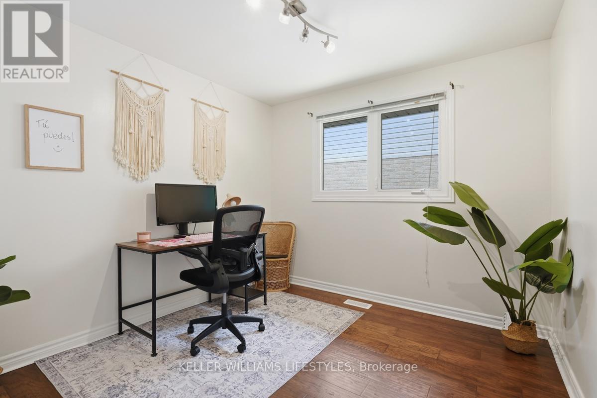 18 FAIRLANE CRESCENT - 33