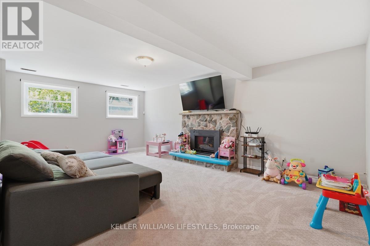 18 FAIRLANE CRESCENT - 35