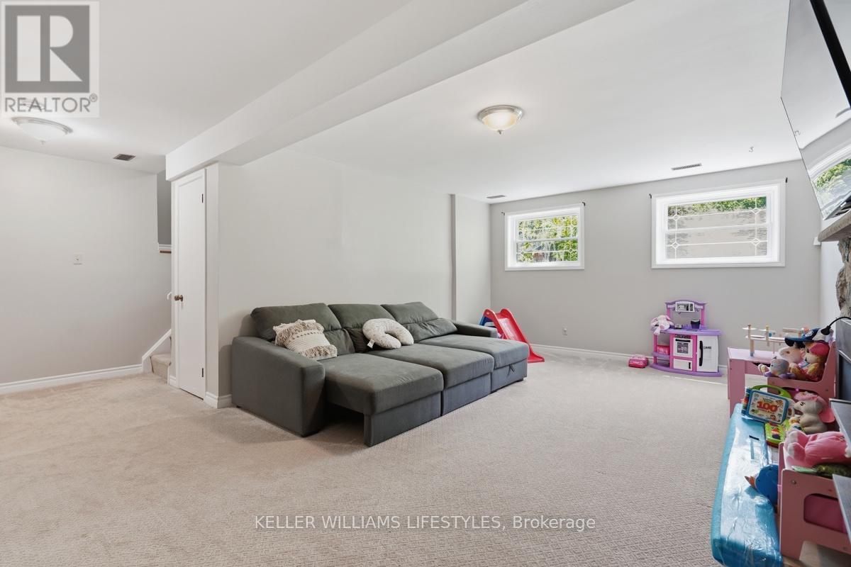 18 FAIRLANE CRESCENT - 36