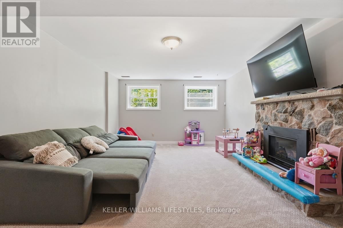 18 FAIRLANE CRESCENT - 37