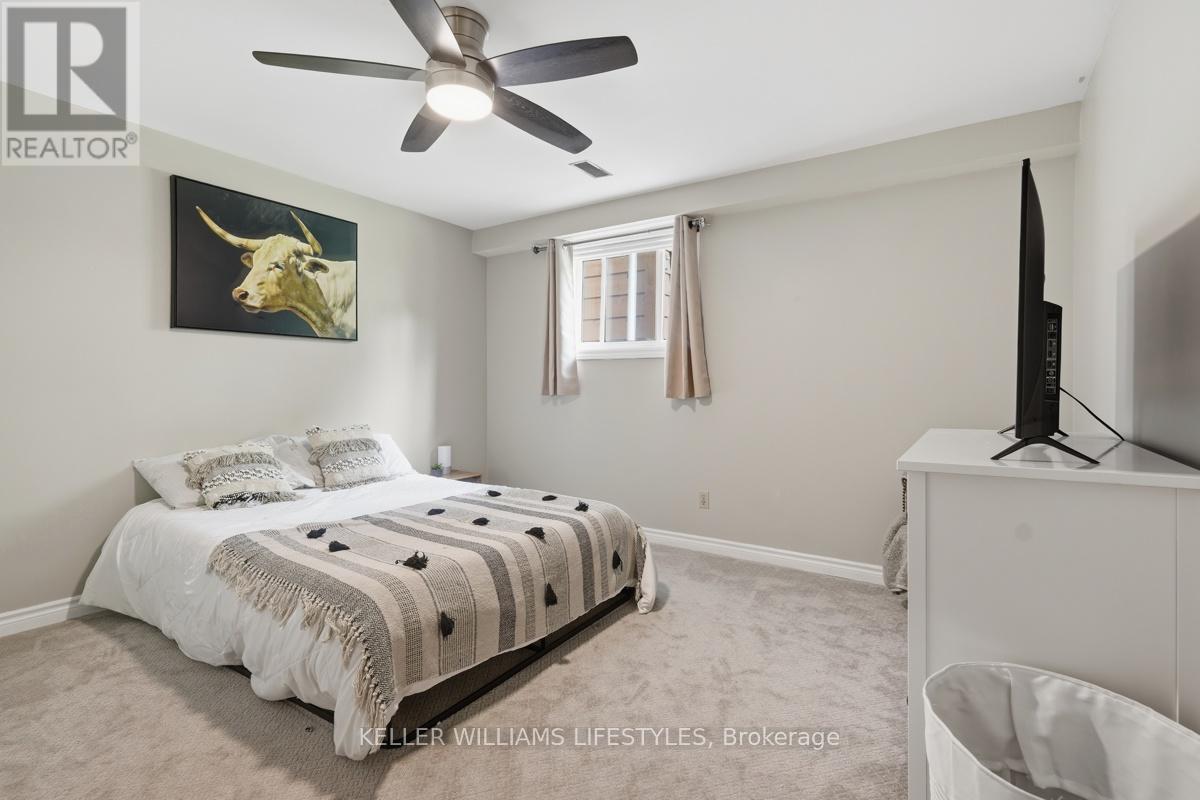 18 FAIRLANE CRESCENT - 38