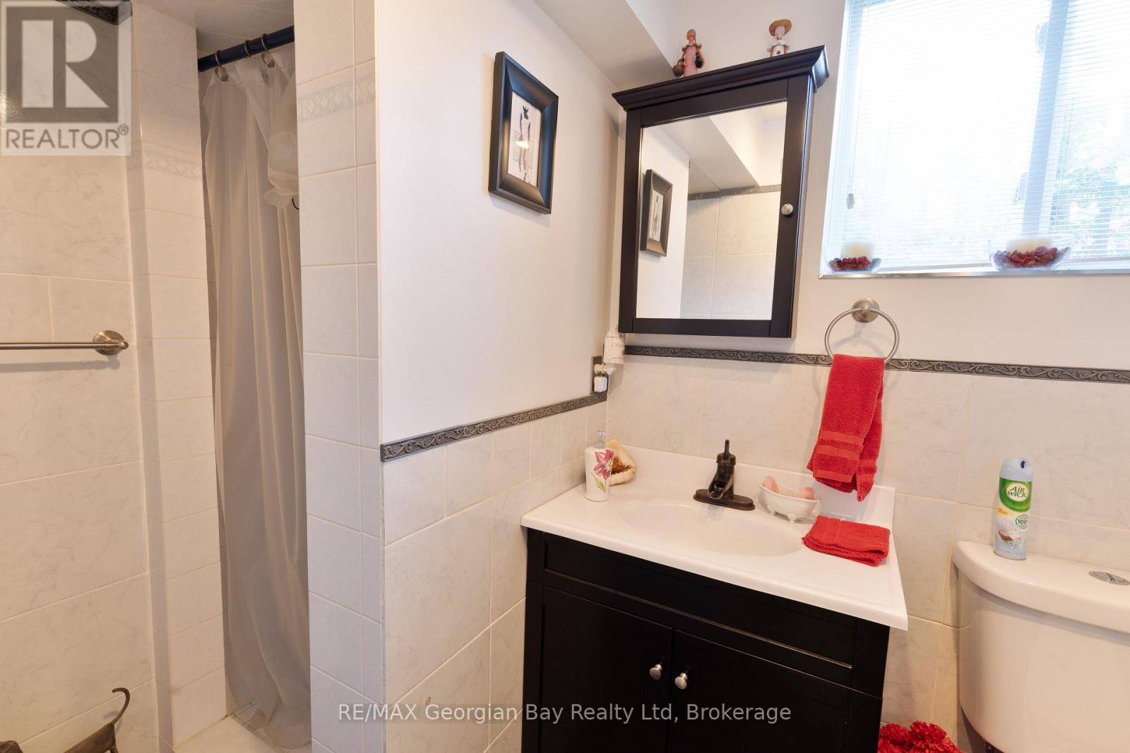 33 ANDERSON CRESCENT - 25