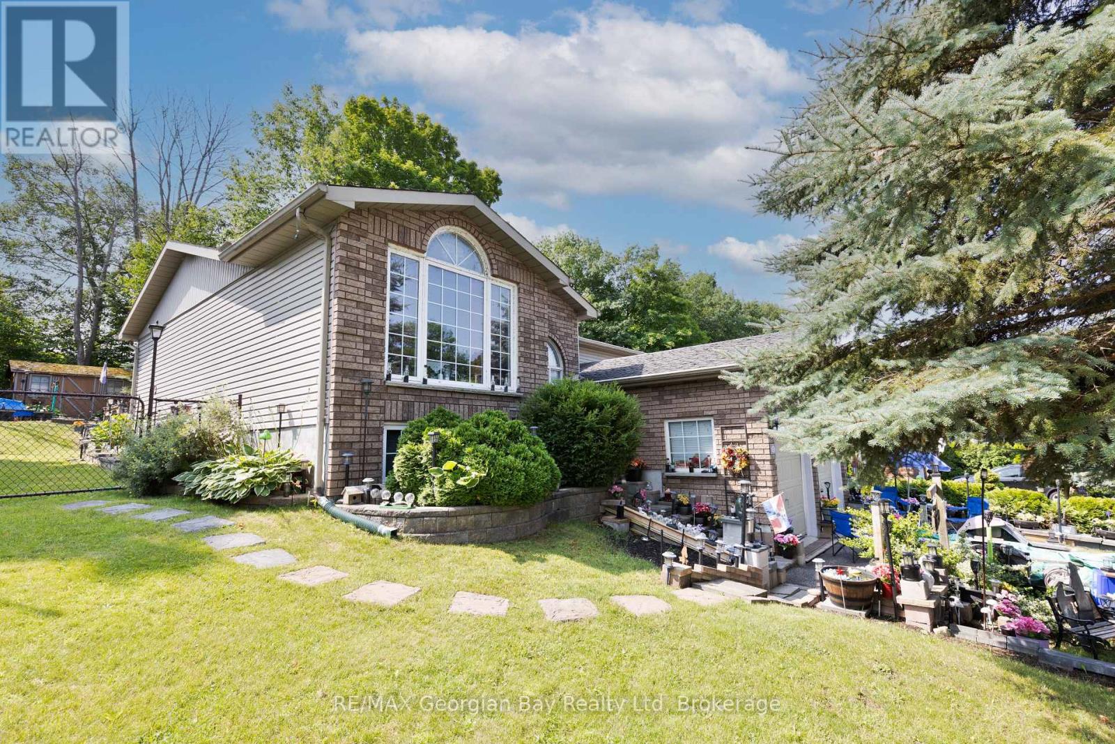 33 ANDERSON CRESCENT - 32