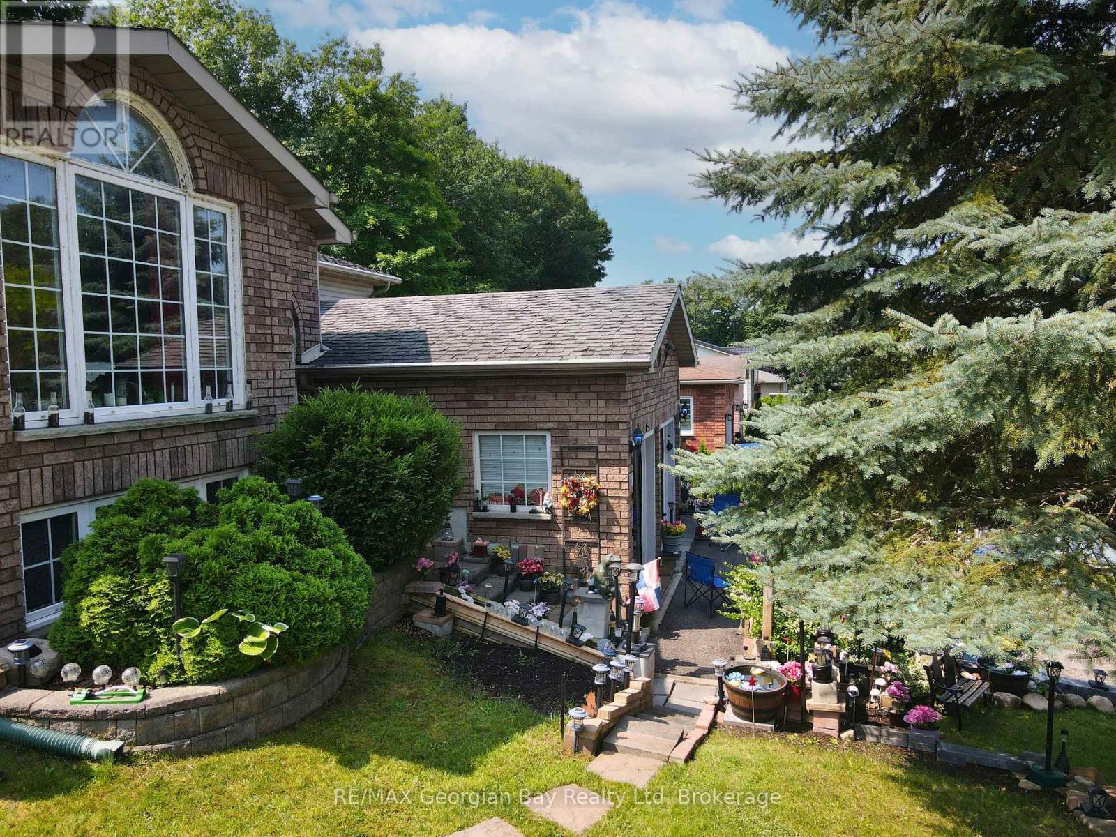 33 ANDERSON CRESCENT - 33