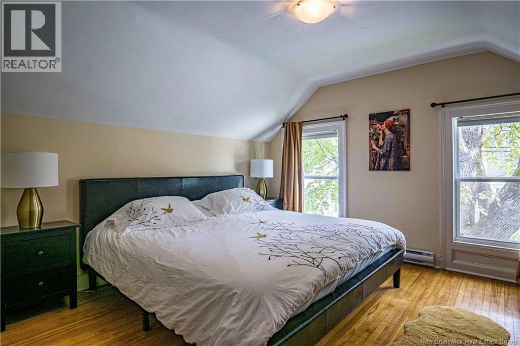 576 Charlotte Street - 32