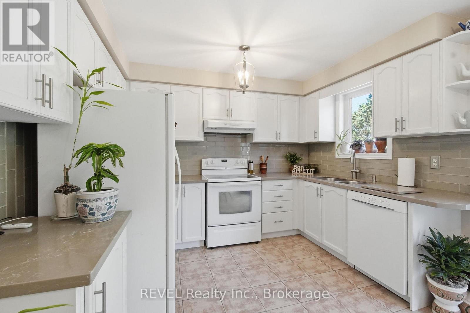 16 PARNELL CRESCENT - 15