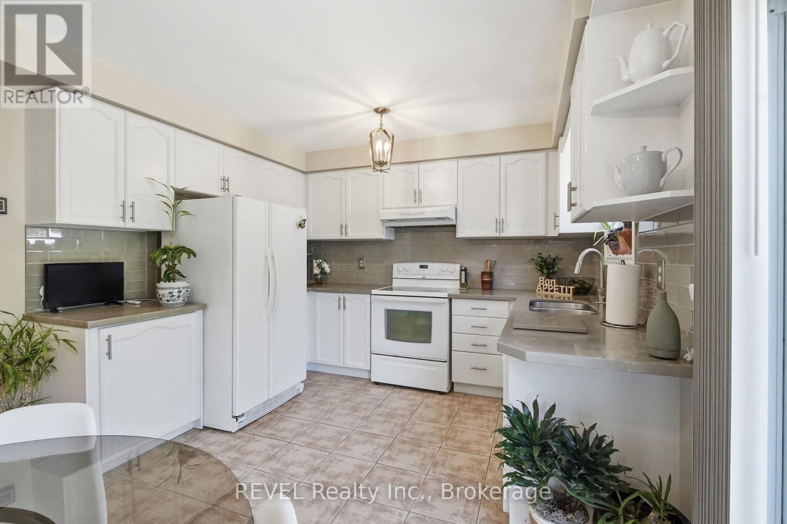 16 PARNELL CRESCENT - 16