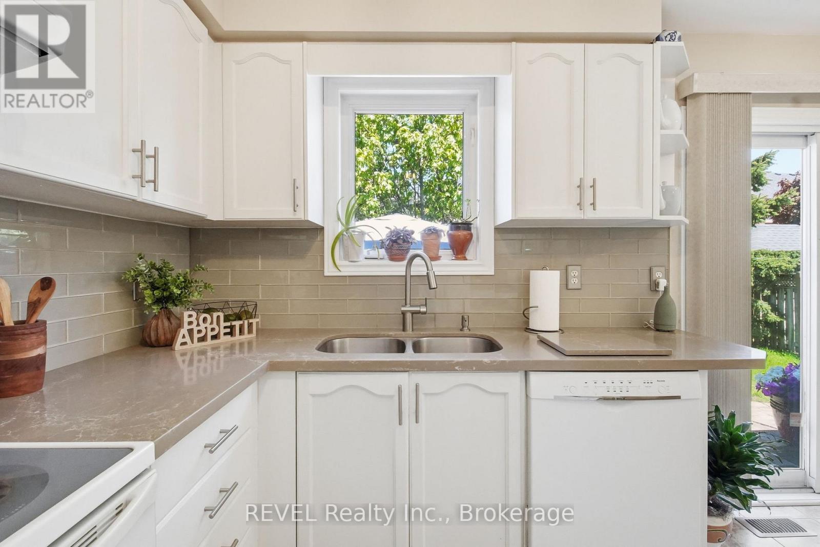 16 PARNELL CRESCENT - 17
