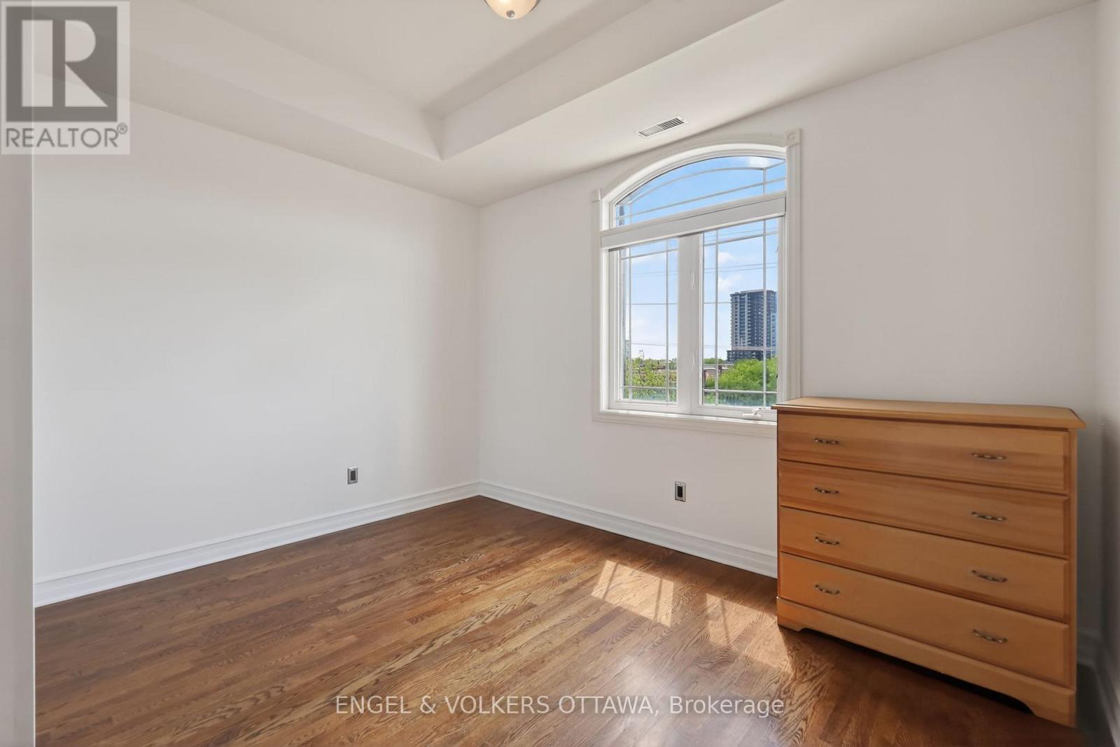 #401 711 CHURCHILL AVENUE - 26
