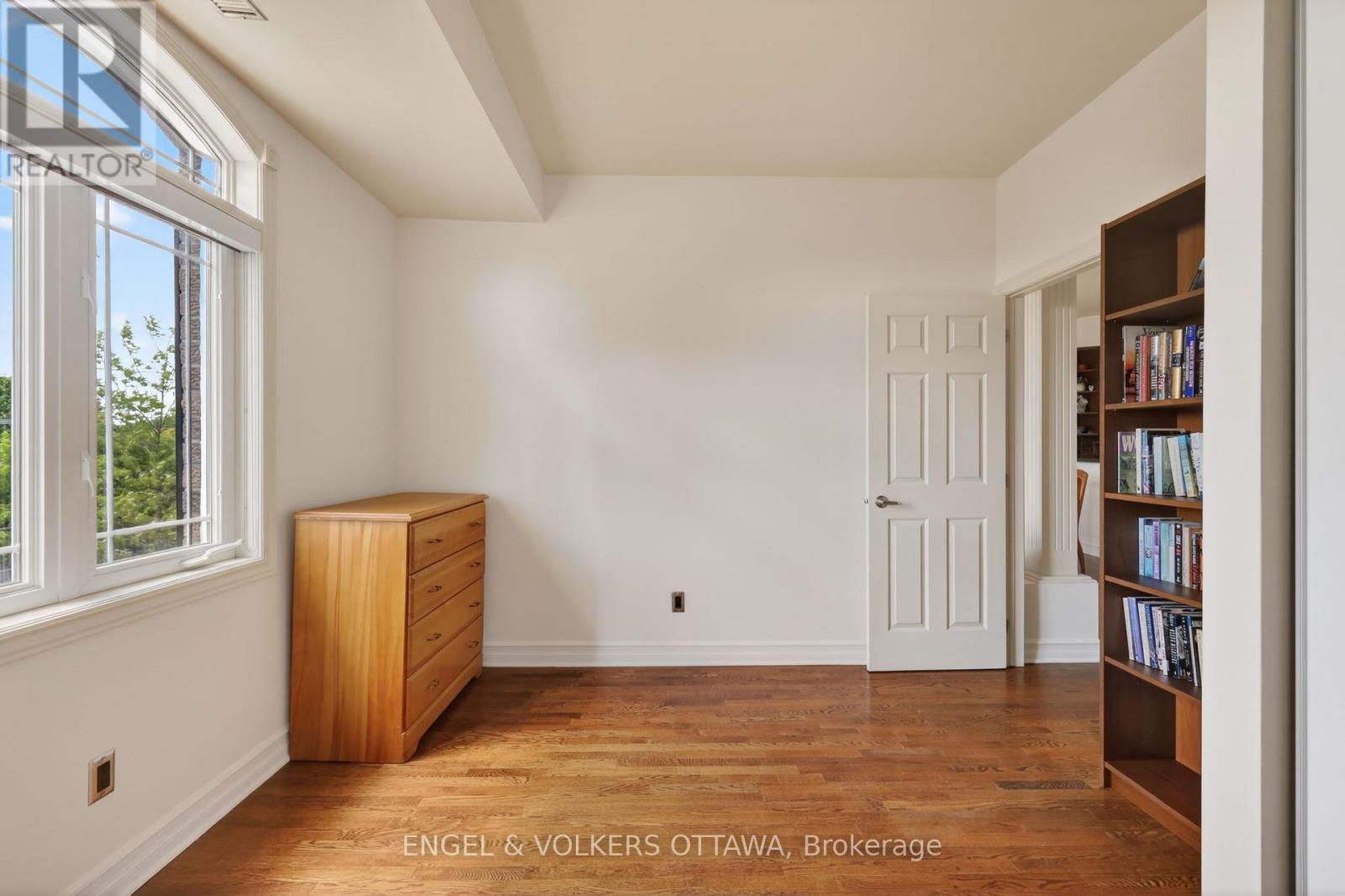 #401 711 CHURCHILL AVENUE - 28