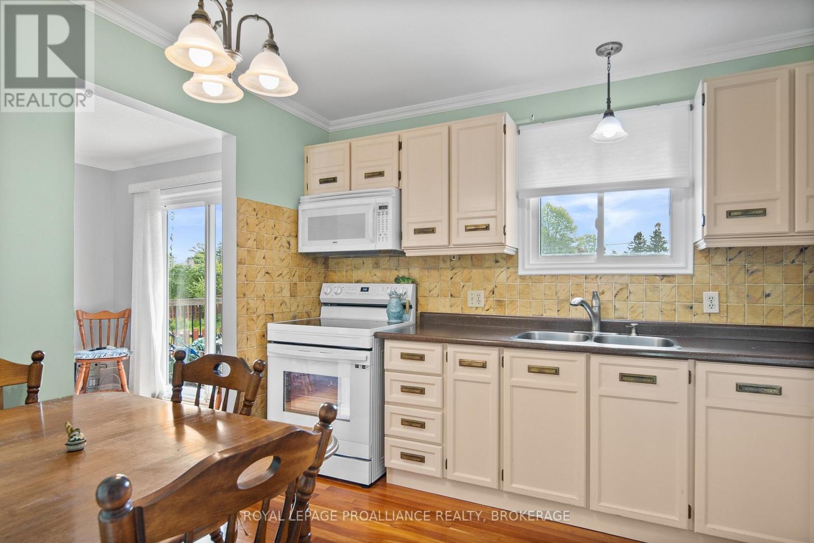 952 KENSHAW STREET - 10