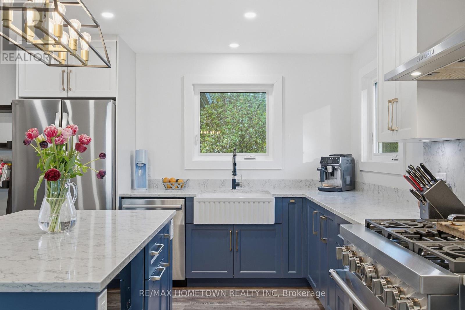 594 LYNDHURST ROAD - 12