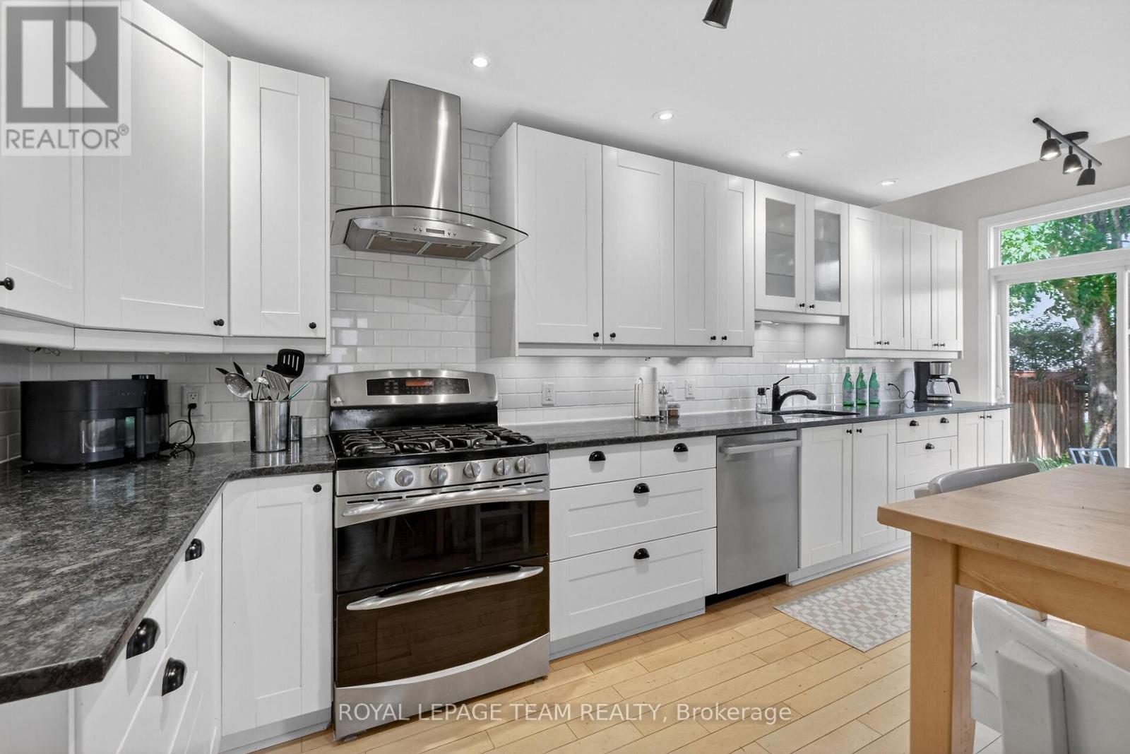 11 AVONHURST AVENUE - 18