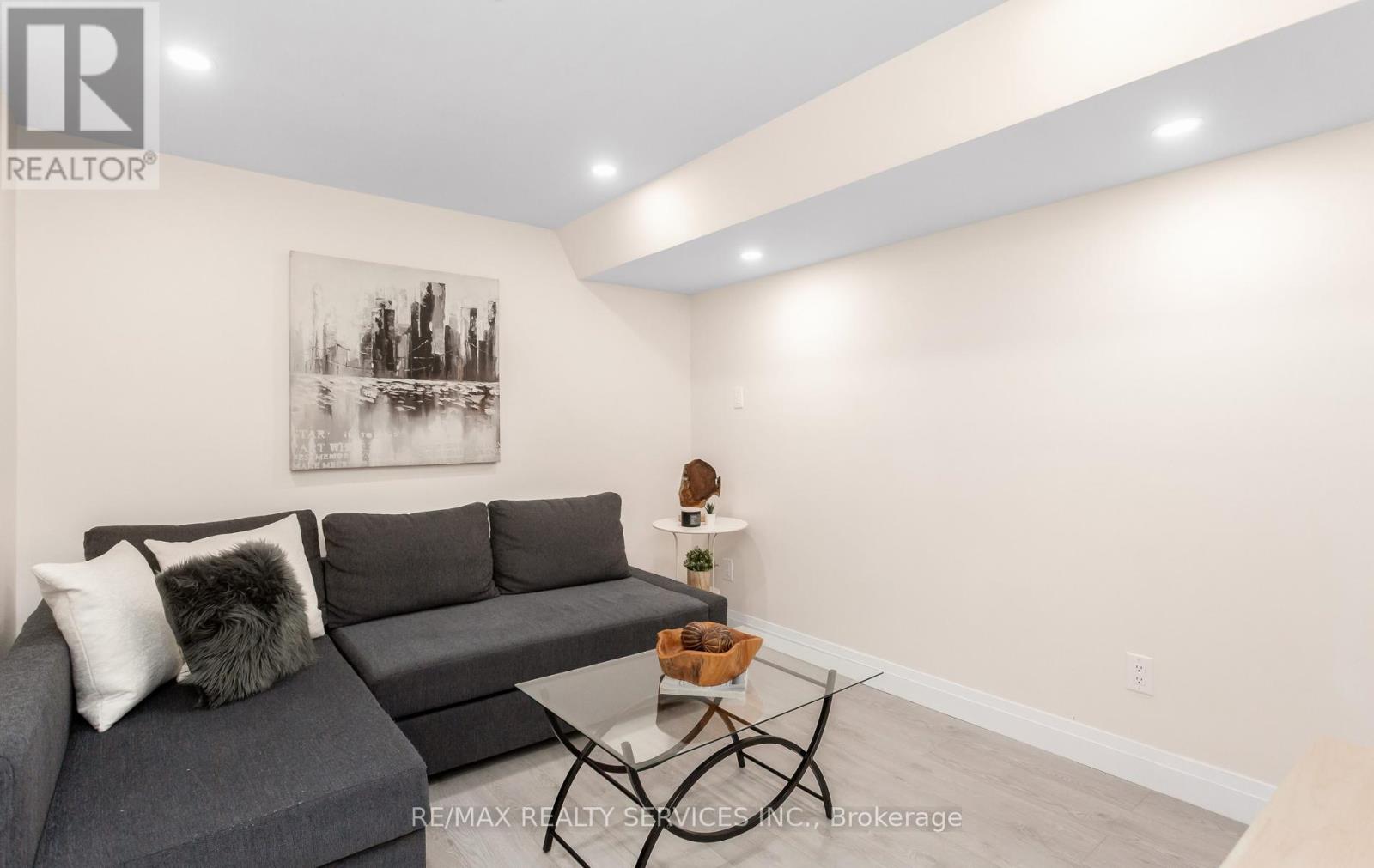 14 TODMORDEN DRIVE - 24