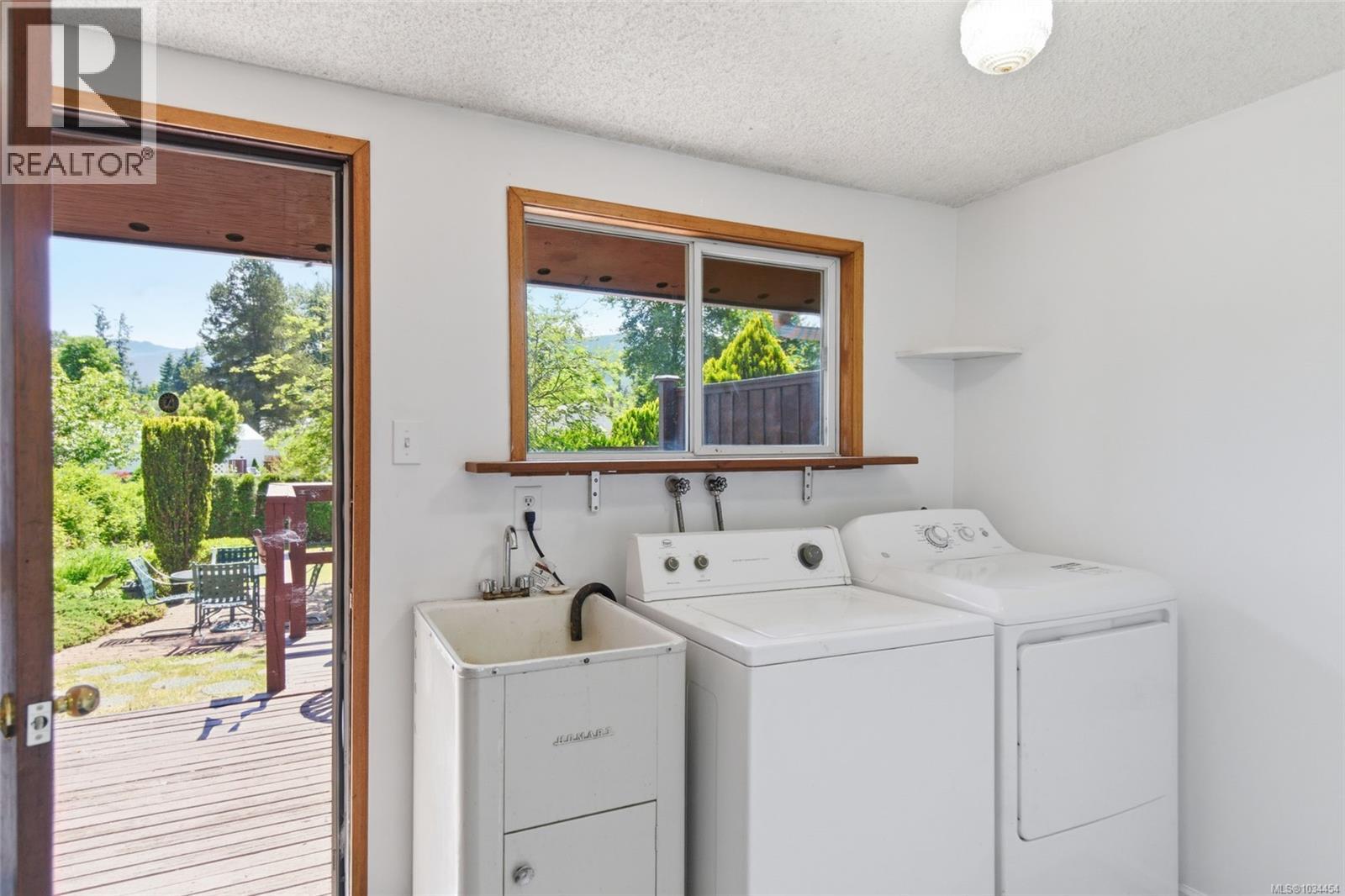 3538 Harris Cres - 29