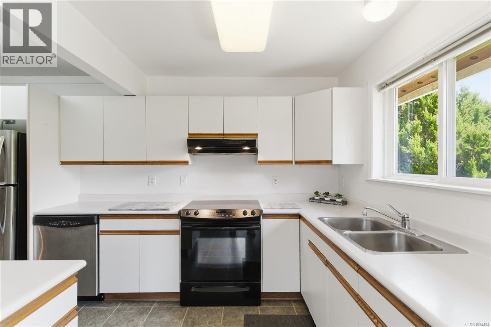 3538 Harris Cres - 5