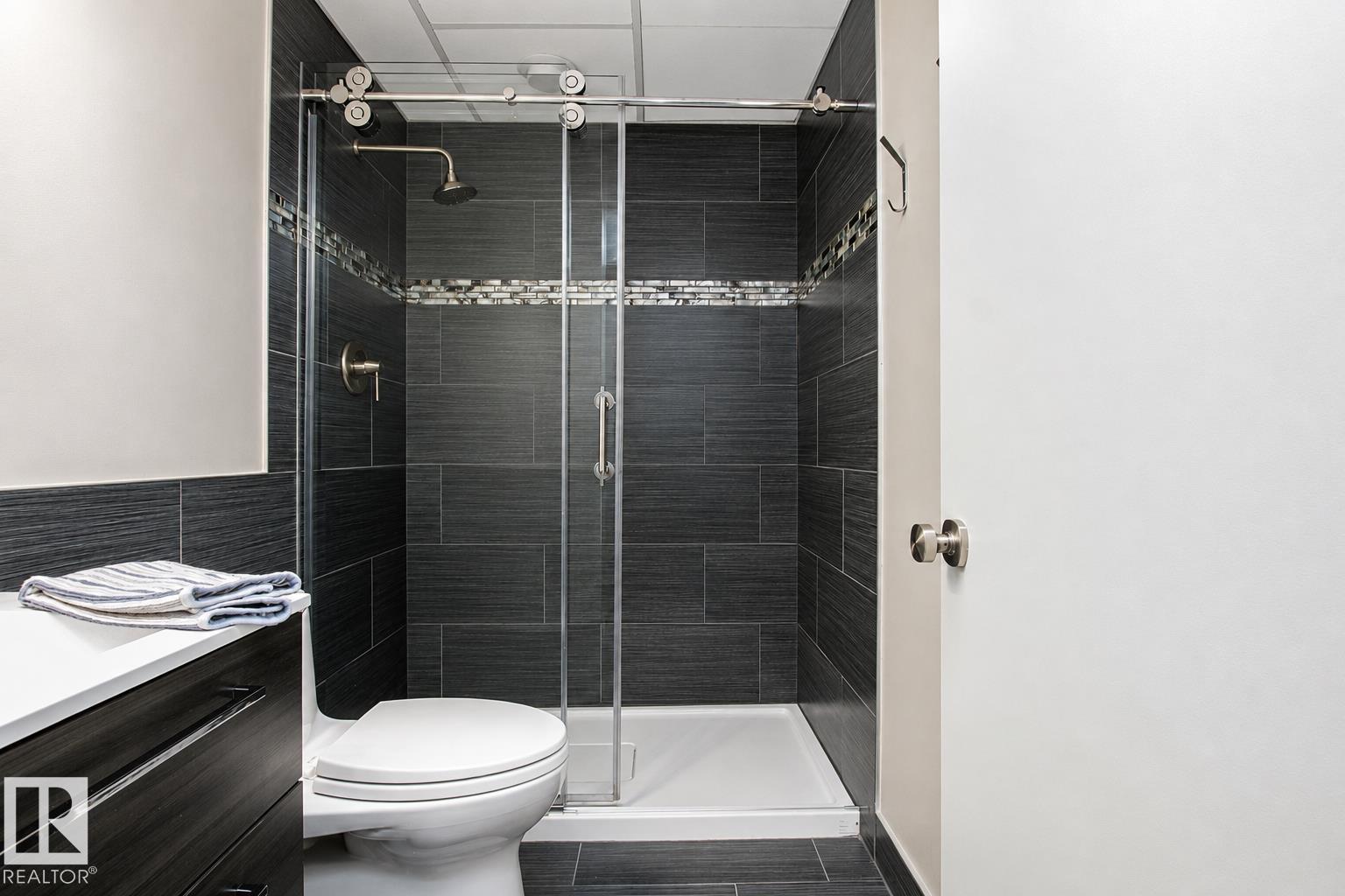 160 REGENCY DR - 32