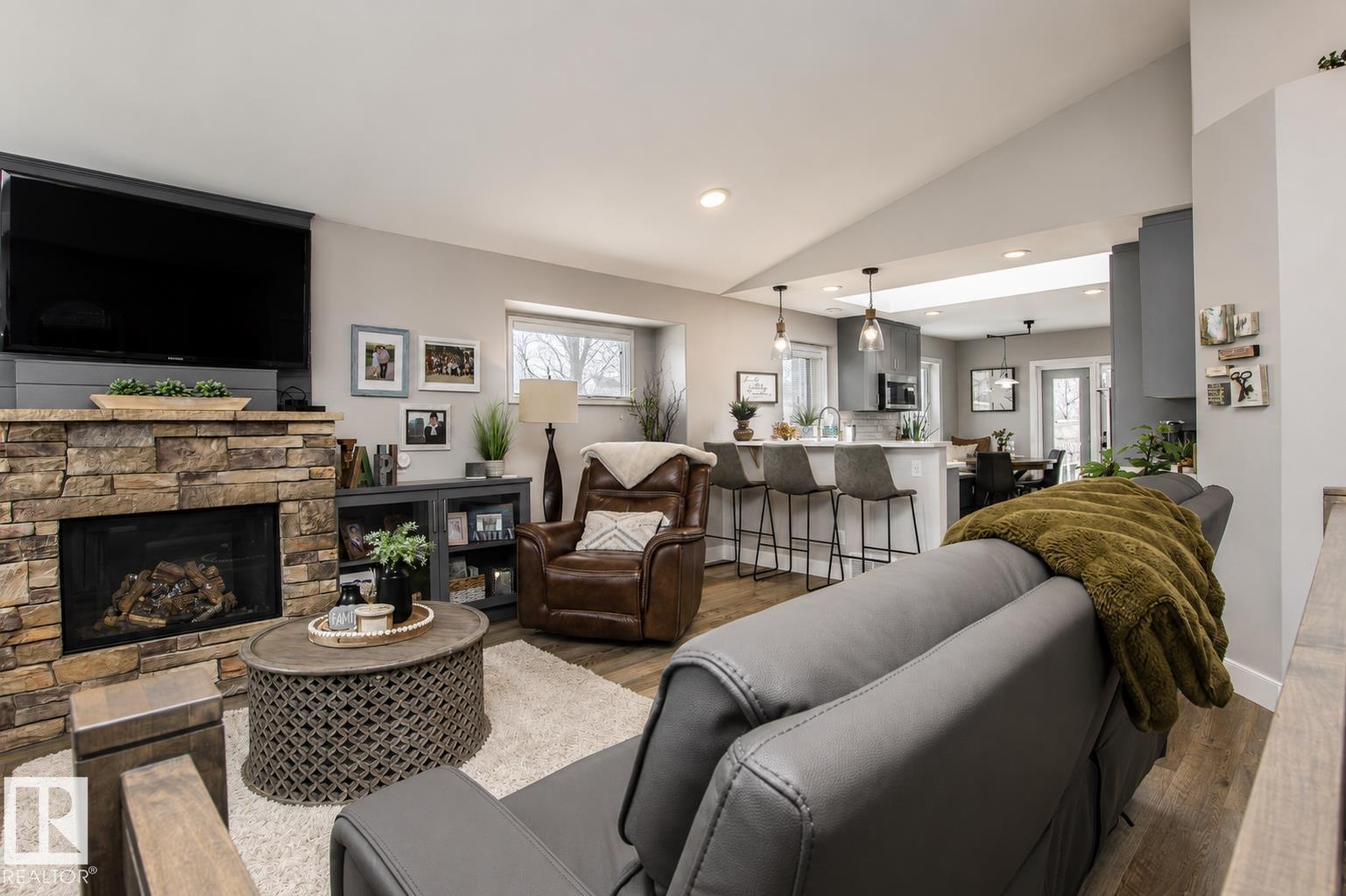160 REGENCY DR - 4