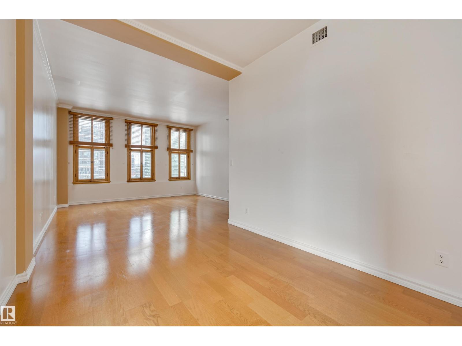 #902 10134 100 ST NW - 15