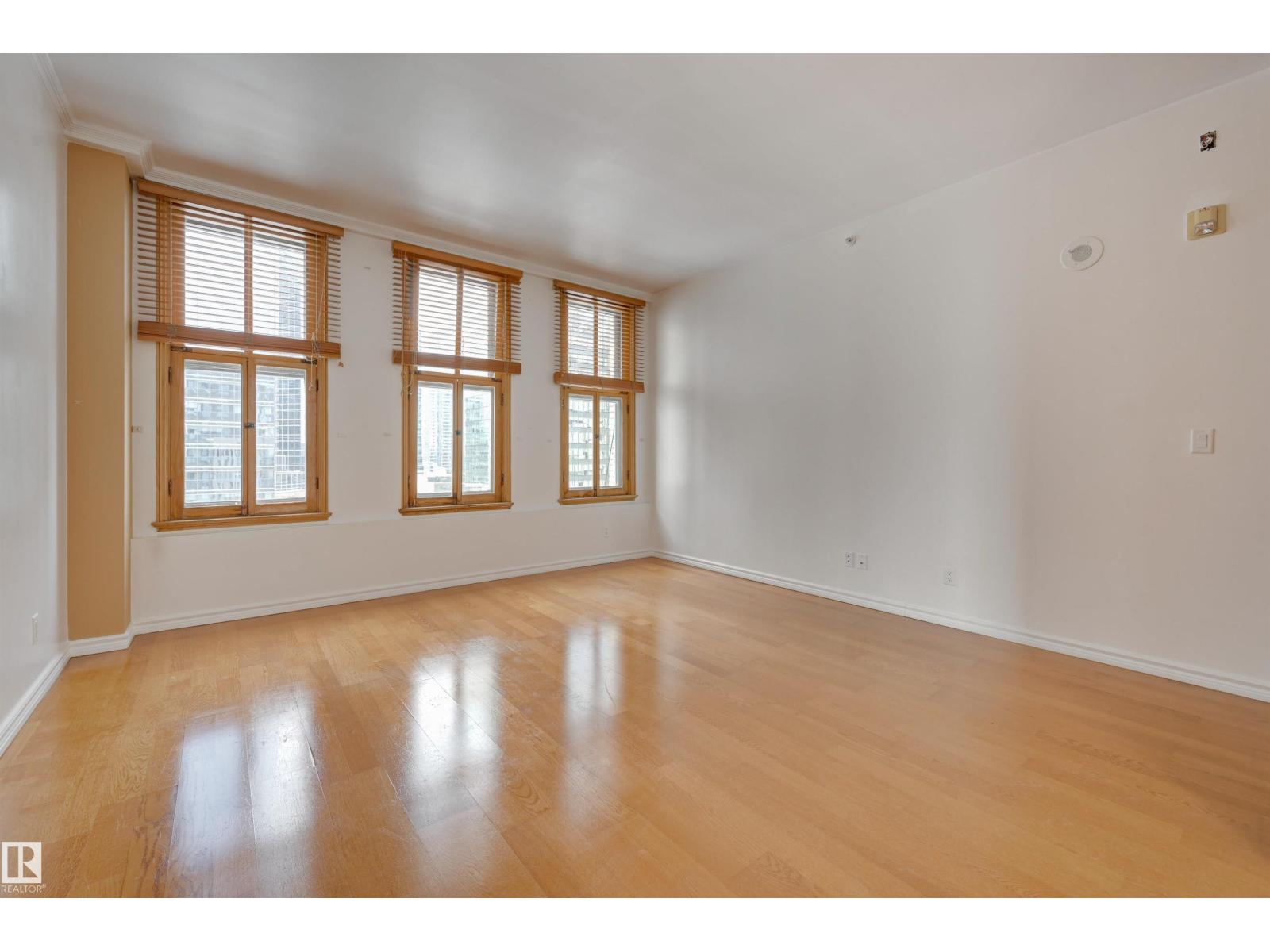 #902 10134 100 ST NW - 8