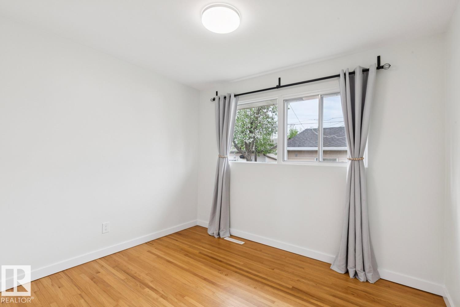5203 103 AV NW NW - 17