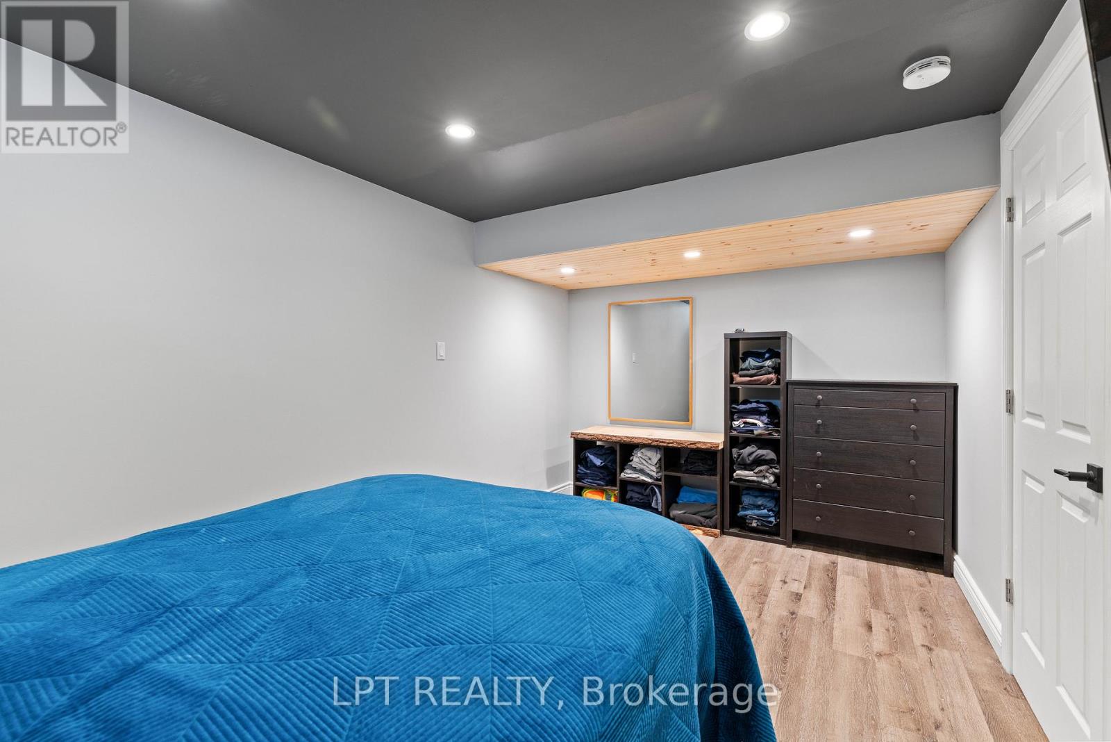 112 DORIS CRESCENT - 36