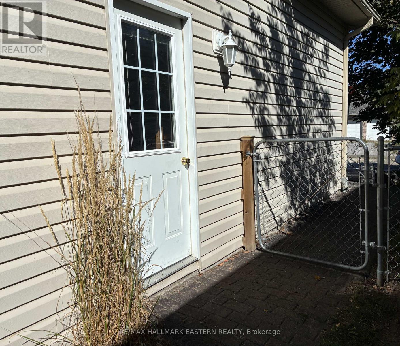 52 BIRCH CRESCENT - 43