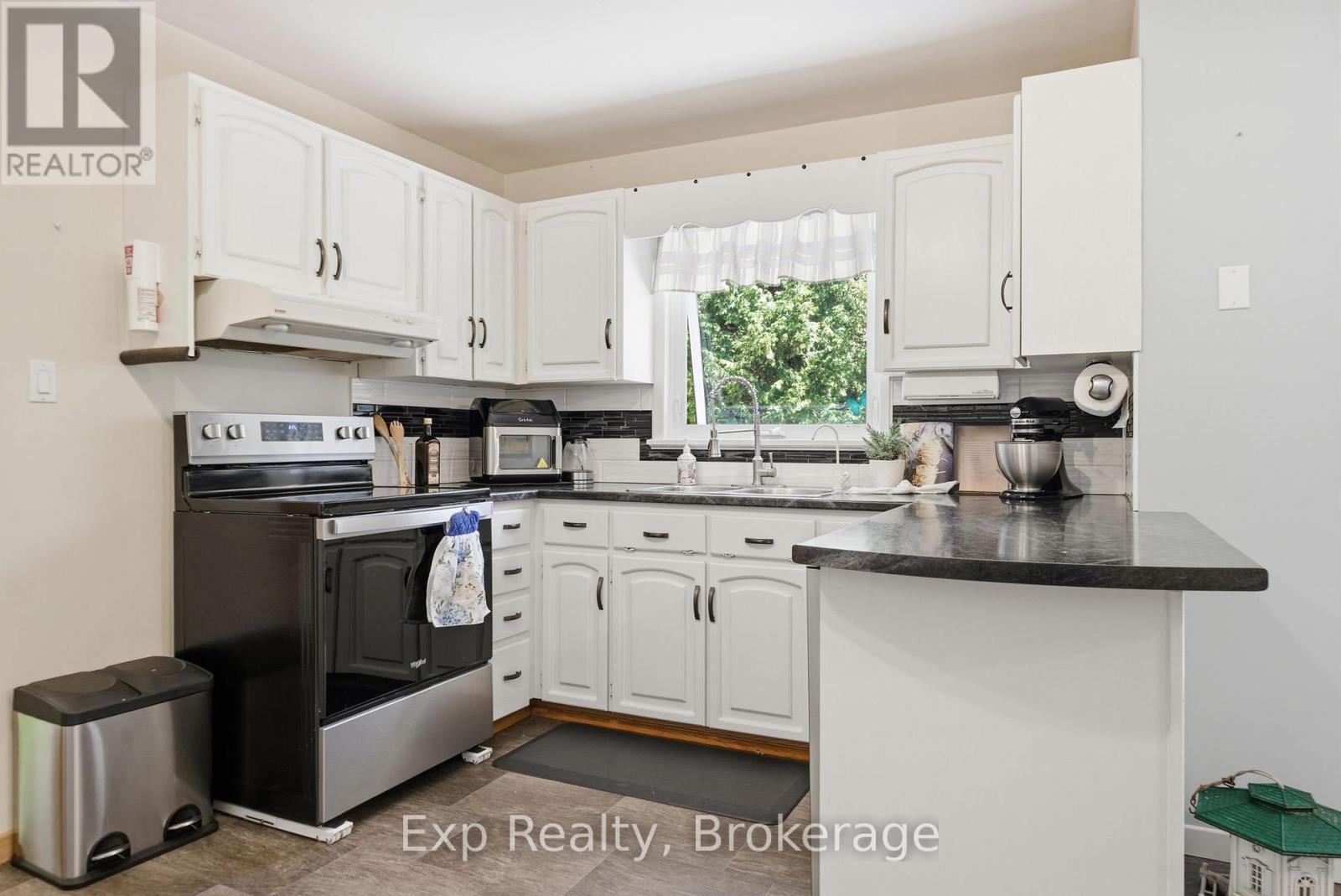 8227 GILMOUR ROAD - 10