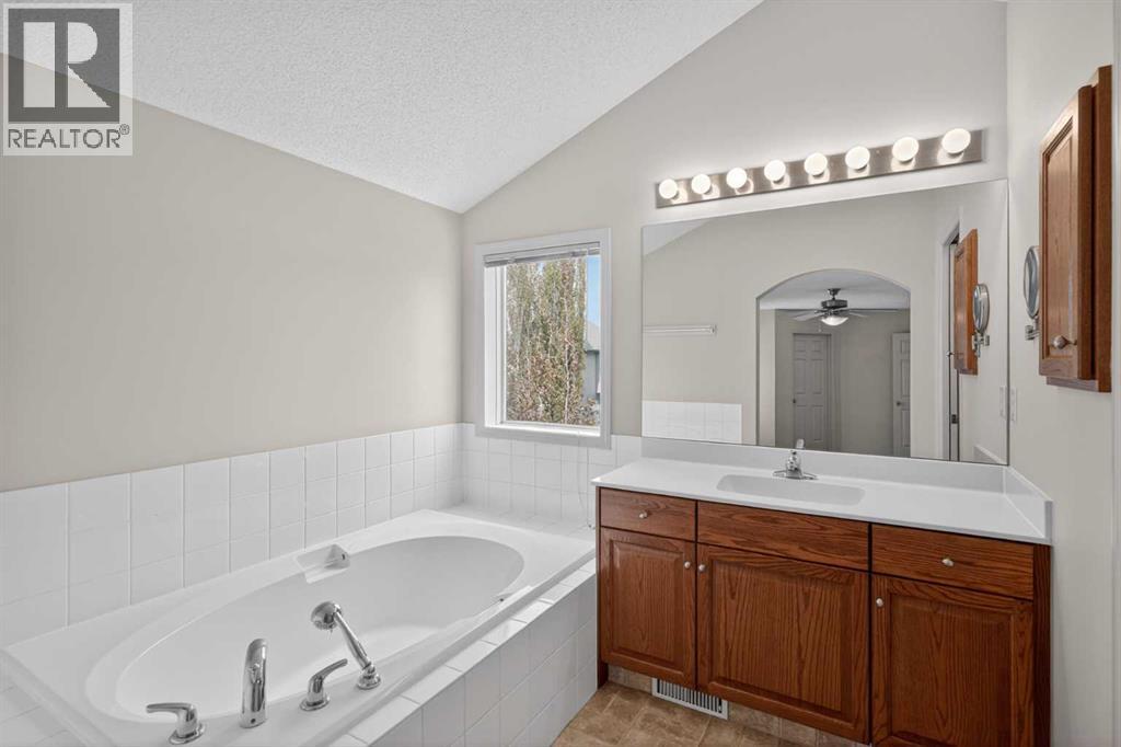 98 Cougarstone Close SW - 28