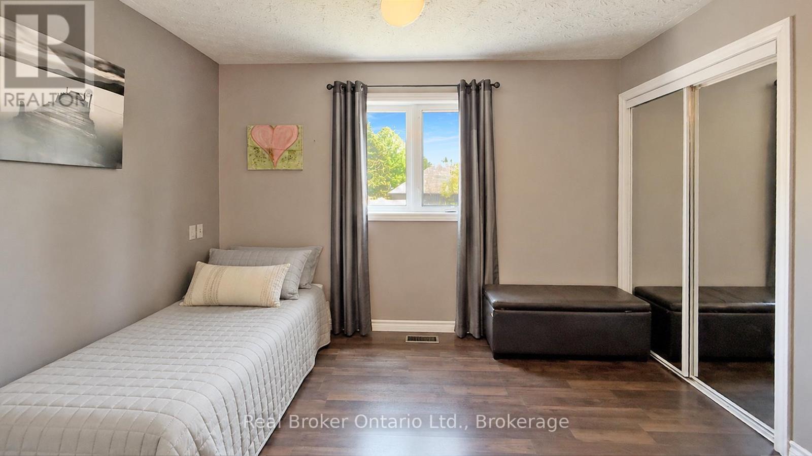 11 JAMES STREET W - 10