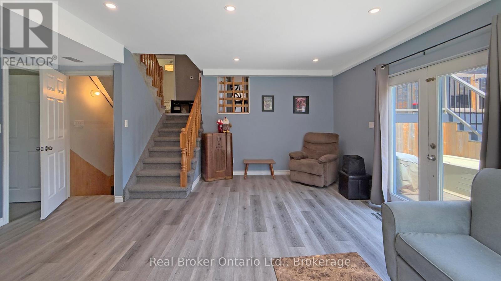 11 JAMES STREET W - 15