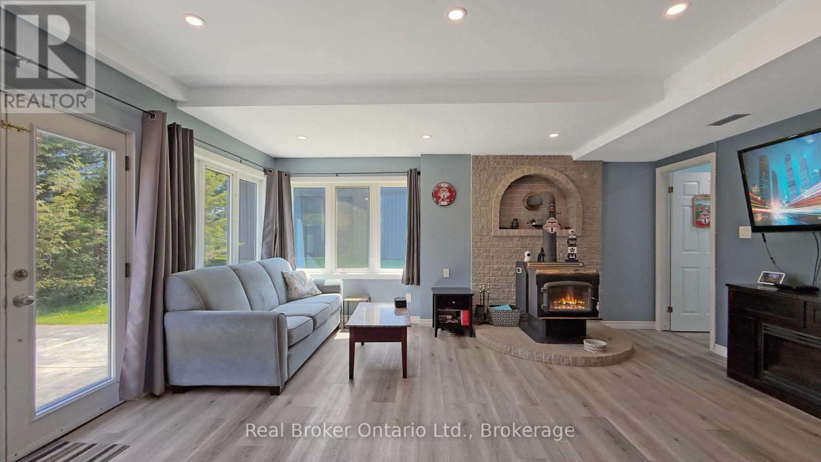 11 JAMES STREET W - 16