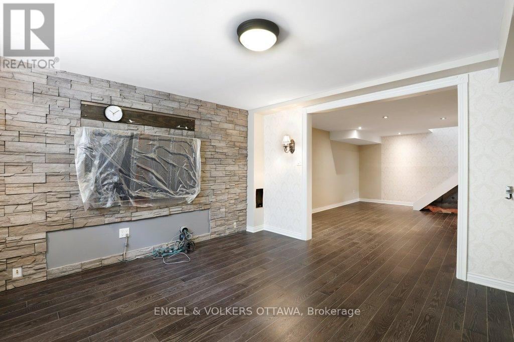 23 BISCAYNE CRESCENT - 25