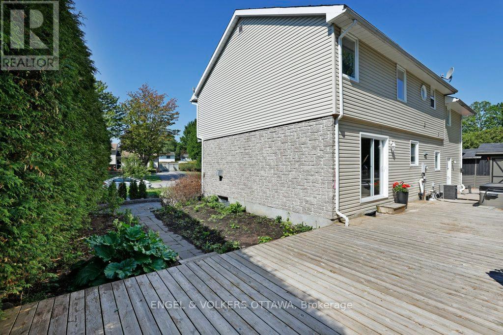 23 BISCAYNE CRESCENT - 26