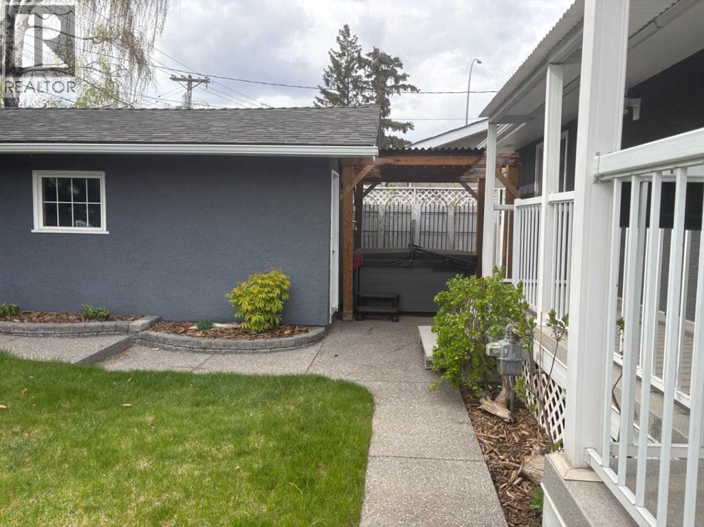 425 Woodland Crescent SE - 4